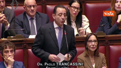 Manovra, Trancassini (FdI) cita Vasco Rossi prima del voto finale: È un equilibrio sopra la follia