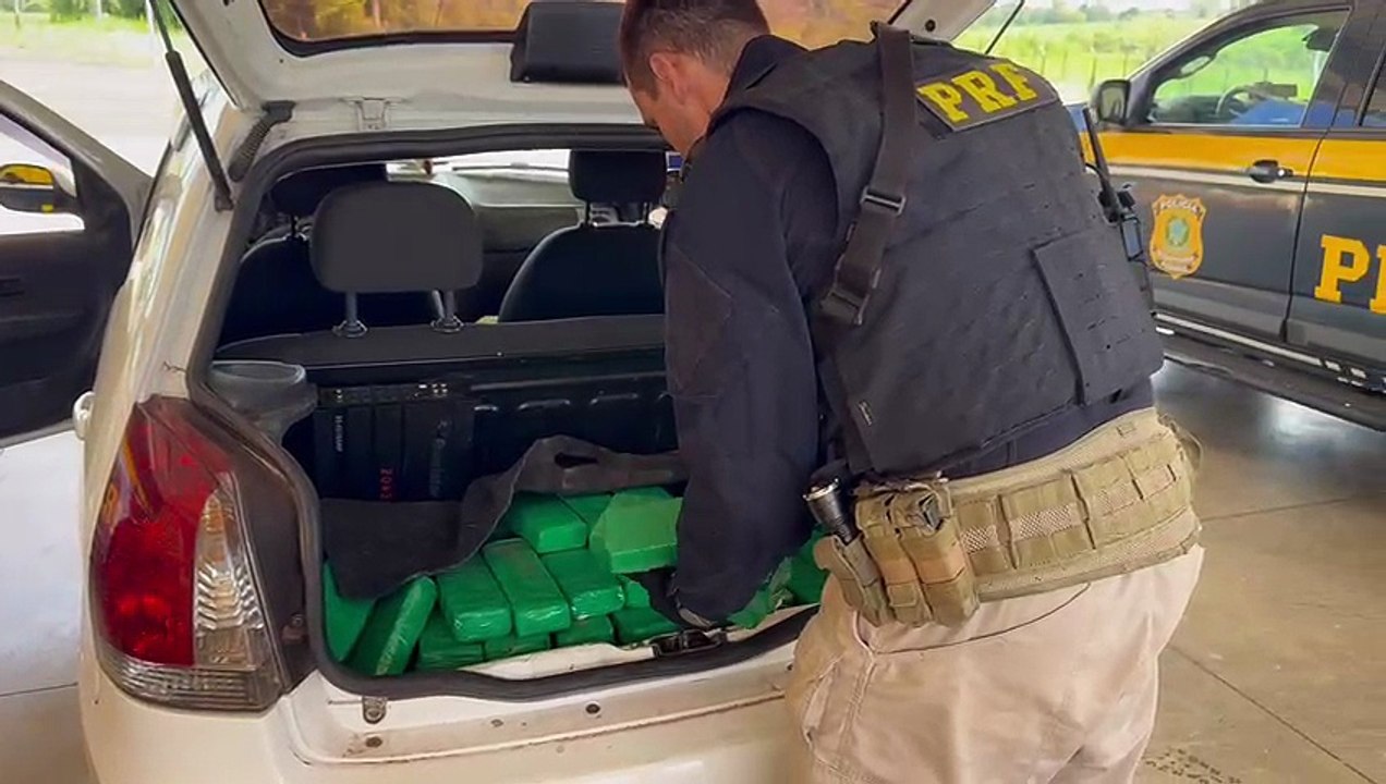 PRF prende casal com 131 quilos de drogas em ca...