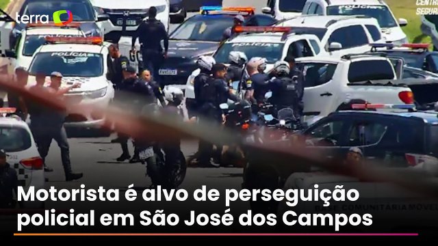 Caminhonete invade calçada, quase atropela pedestres e colide com viatura em SP
