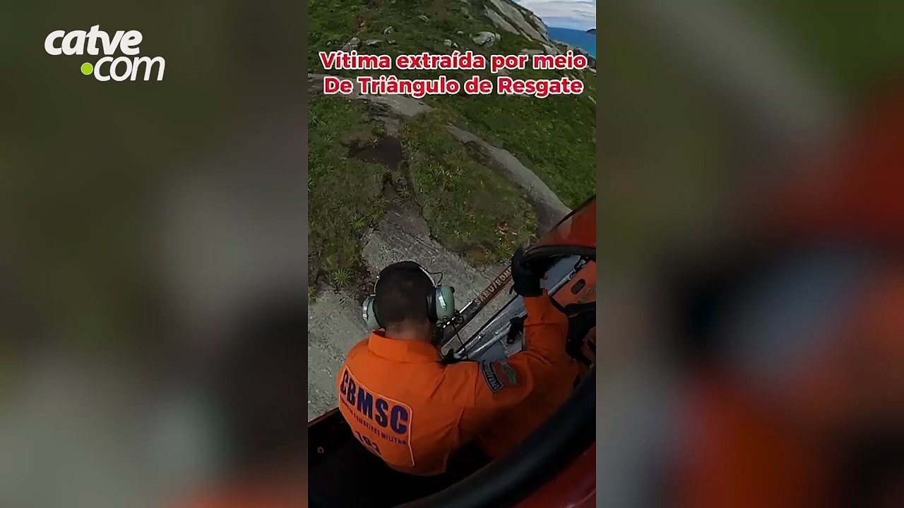 Jovem é resgatado de helicóptero após ficar preso em costão em Florianópolis; vídeo