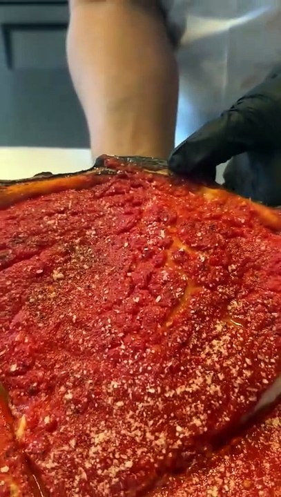 Insane deep dish cheese pull 🤯