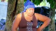 Su madre cocinando en fogon y ella con dinero guardado