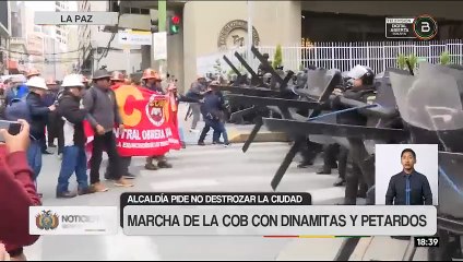 Noveno día de movilizaciones: Mineros intentan ingresar a plaza Murillo con dinamitas y petardos