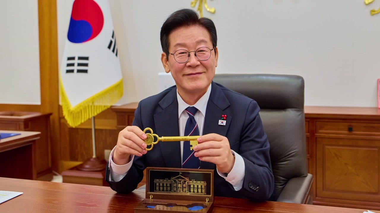 이 대통령, 트럼프 ’황금열쇠’에 "굳건한 한미동맹 기대" / YTN