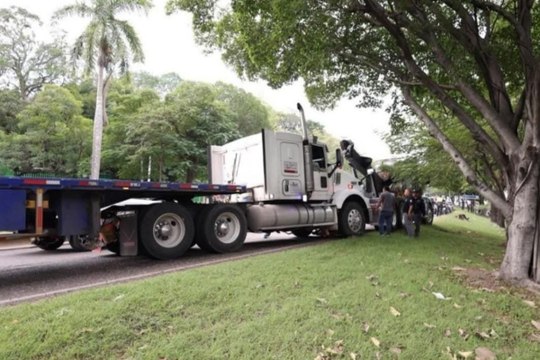 Trailero se enfrenta a balazos a Policías de Tránsito en Villahermosa, Tabasco | VIDEO