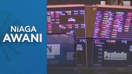 S&P 500, Nasdaq end flat in holiday-thin trade, Meta gains on deal