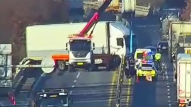 충남 아산서 화물차가 중앙분리대 들이받아 교통 통제 / YTN