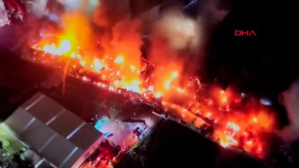 Esenyurt'ta yapı malzemeleri üretilen fabrikada yangın; çalışmalar 6 saattir sürüyor