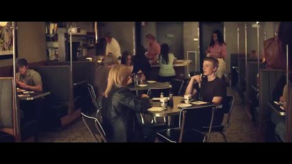 Filme Completo DOIS SOBREVIVENTES DE um acidente acordam e descobrem que todos ao redor desapareceram.