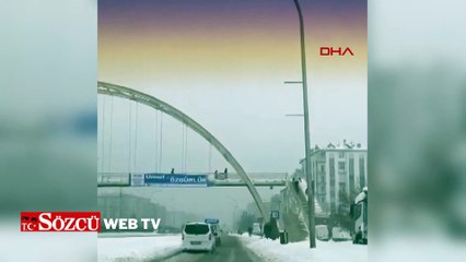 Üst geçitte çocukları yumruklayıp, tekmeledi