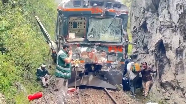 İki tren kafa kafaya çarpıştı