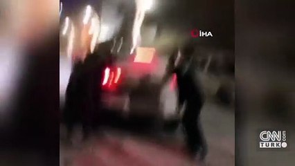 Karlı havada mahsur kaldı, Örümcek Adam imdadına yetişti!