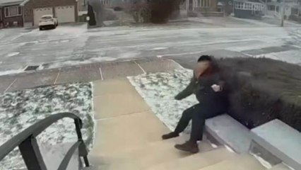 Una violenta raffica di vento solleva una donna e la scaraventa a terra: il video diventa virale