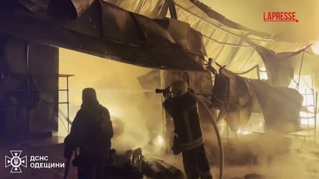 Attacco russo su larga scala su Odessa, in Ucraina: la lotta dei vigili del fuoco contro gli incendi nei palazzi in fiamme