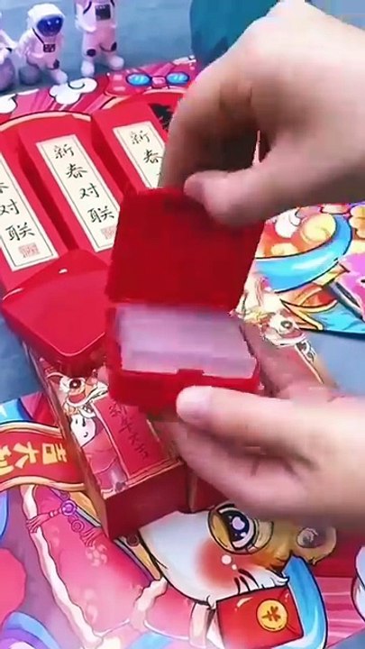During the Spring Festival, couplets and certificates are pasted without glue, and every household can use them