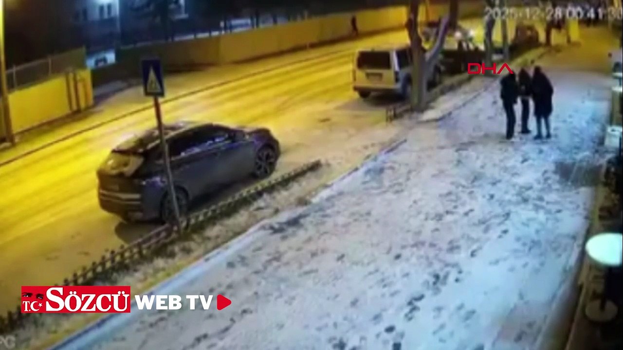 Buzlanan yolda otomobilin park halindeki 2 araca çarptığı kaza kamerada