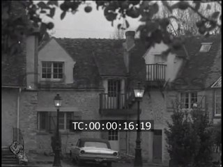 1962 – Johnny Hallyday : le 19 décembre, à cheval chez Charles Aznavour à Montfort-l’Amaury (Pathé Actualités)