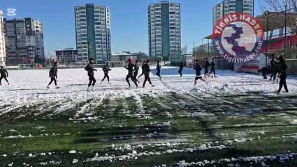 Amedspor Altyapısı Kar, Kış, Soğuk ve Ceza dinlemeden çalışıyor