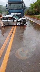 BR-356: batida entre carreta e três carros interdita rodovia e deixa dois feridos graves