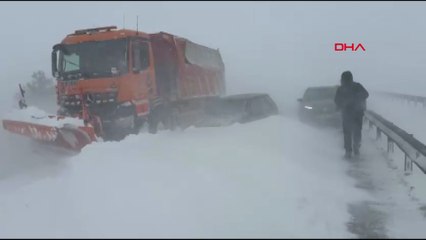 Sivas Kayseri karayolu yoğun tipi nedeniyle kapandı, araçlarıyla yolda mahsur kalanlar konuştu