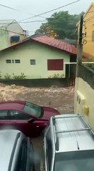 VÍDEO: Água invade e casas ficam debaixo d'agua após fortes chuvas em Florianópolis