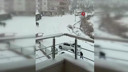 Diyarbakır’da kontrolden çıkan minibüsten kıl payı kurtuldu