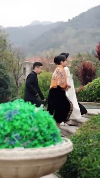 After seven years of marriage, she changed from a bright and beautiful wife to a heartbroken yellow-faced woman, but her husband hugged her lover and handed her a paper to leave the house, she signed it on the spot and turned around and left, and later ma