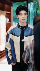 On the first day of school, a poor female college student was hit by a million-dollar luxury car from the school grass, not only unscathed, but also unexpectedly awakened