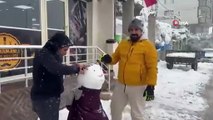 İşler durdu, esnaf kardan müşterilerle moral buldu