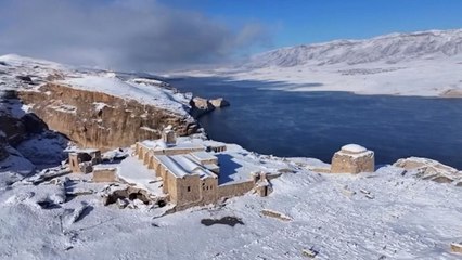 Hasankeyf’te kartpostallık manzara: Tarihi yapılar beyaza büründü