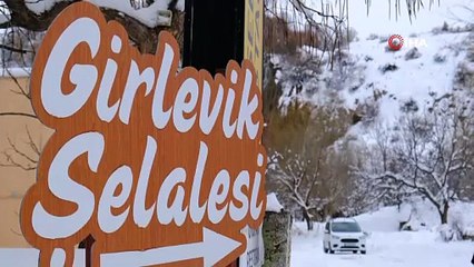 Türkiye'nin eşsiz güzelliği dev şelalesi dondu; ortaya bu büyüleyici manzara çıktı!