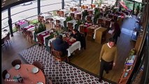 Usta sanatçı Cahit Berkay aracıyla restorana daldı! O anlar saniye saniye kamerada