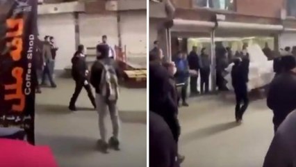 «Non abbiate paura»: una ragazza (senza velo) guida la protesta nel Gran bazar di Teheran