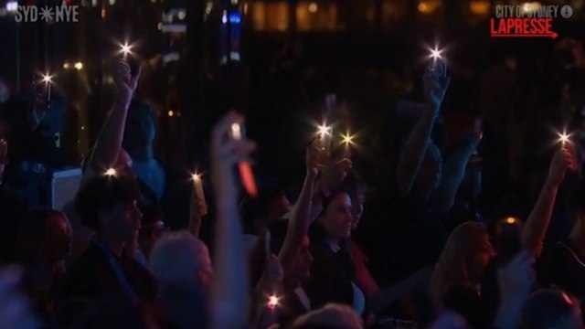 Durante i festeggiamenti di Capodanno a Sydney il toccante ricordo delle vittime di Bondi Beach: il video