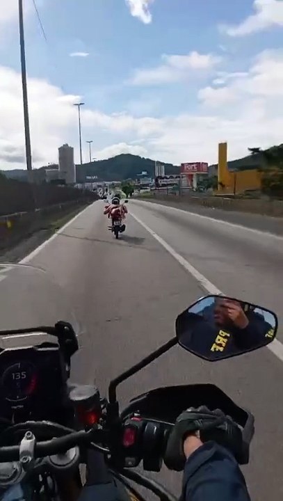 VÍDEO: Motorista "Superman" é flagrado deitado em motocicleta na BR-101
