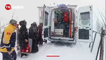 Kar yağışı ulaşımı olumsuz etkiledi! Yollar kapandı: İnsanlar ve kurtarma ekipleri mahsur kaldı!