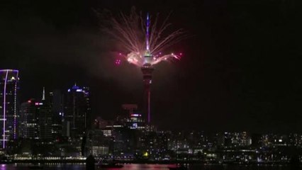 Fuochi d'artificio sulla Sky Tower: la Nuova Zelanda accoglie il 2026