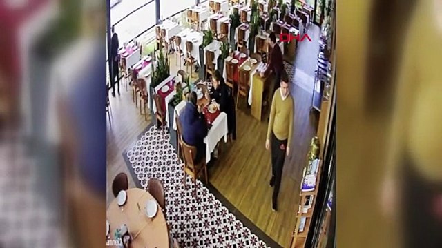 Esenyurt'ta müzisyen Cahit Berkay'ın kullandığı otomobil restorana girdi