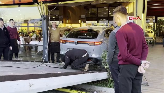 Esenyurt'ta müzisyen Cahit Berkay'ın kullandığı otomobil restorana girdi