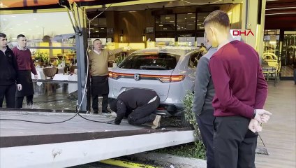 Esenyurt'ta müzisyen Cahit Berkay'ın kullandığı otomobil restorana girdi