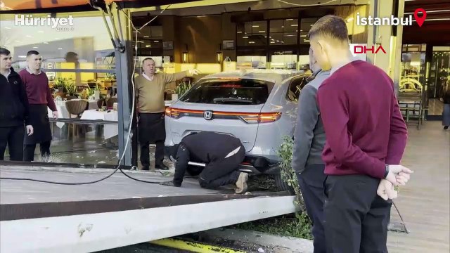 Cahit Berkay'ın kullandığı otomobil restorana girdi