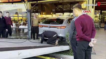 Cahit Berkay'ın kullandığı otomobil restorana girdi