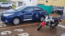Em posse de drogas e após empinar moto em frente à viatura da GM, homem é detido no Riviera