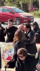 لحظة وصول هاني رمزي لجنازة والدته ولبلبة أول الحضور