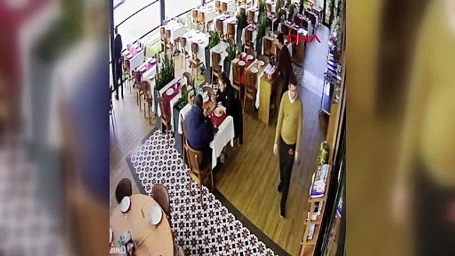 Usta müzisyen Cahit Berkay, otomobiliyle restorana girdi