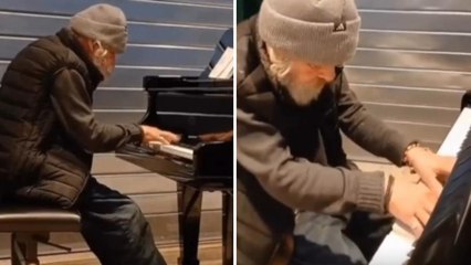 Portano un pianoforte al mercato rionale San Silverio a Roma e un senzatetto non resiste al richiamo: la performance di Andreas è virale