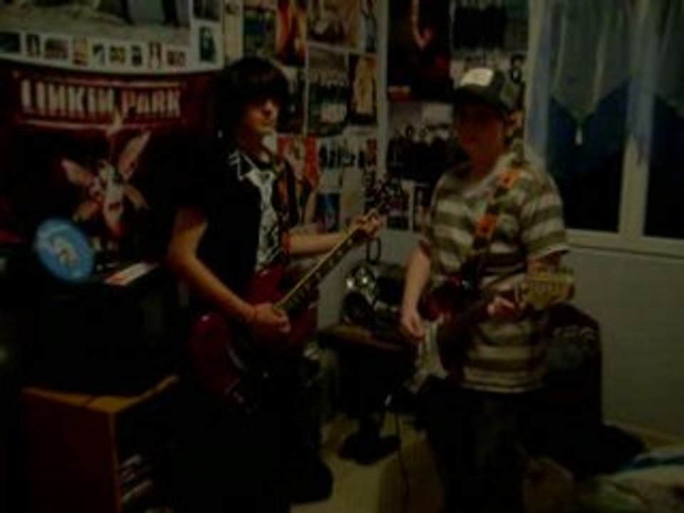 "The Hallown's" 1ere chanson!!les 2 guitaristes!