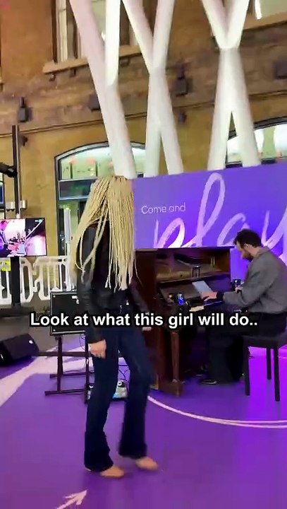 I_played_Rosalia_s_new_song_Berghain_on_ROLI_s_amazing_light-up_Piano_in_London_King_s_Cross_station_720P