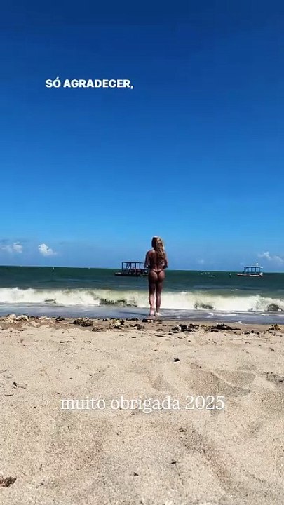 De biquíni, Déborah Secco exibe corpo definido em praia de Alagoas