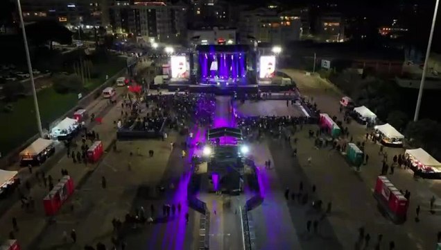 Sassari, migliaia di persone invadono piazzale Segni: il video in timelapse è ipnotico